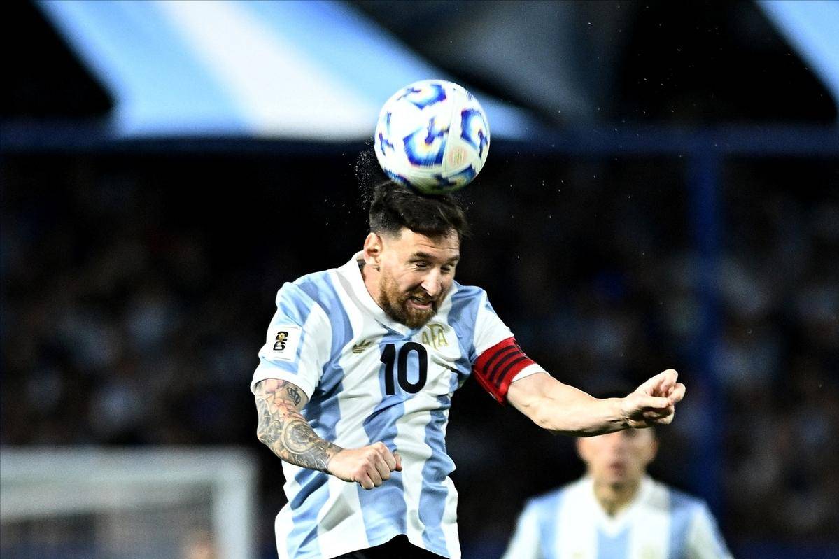 九游体育-领先优势明显引发热议！，梅西在阿森纳比赛中战术调整引发球迷热议(梅西未上场引发球迷不满)