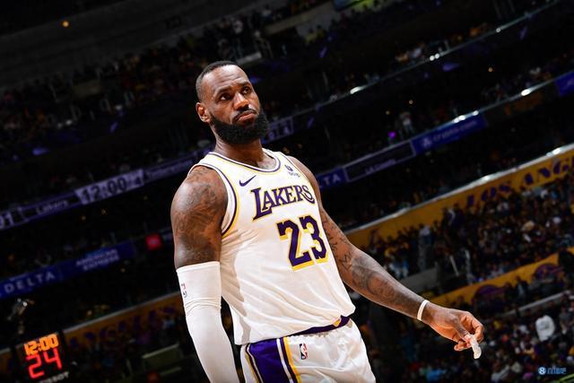 九游体育app-詹姆斯重返赛场，大比分获胜首场状态出色，勇士观众沸腾！气势如虹延续的简单介绍